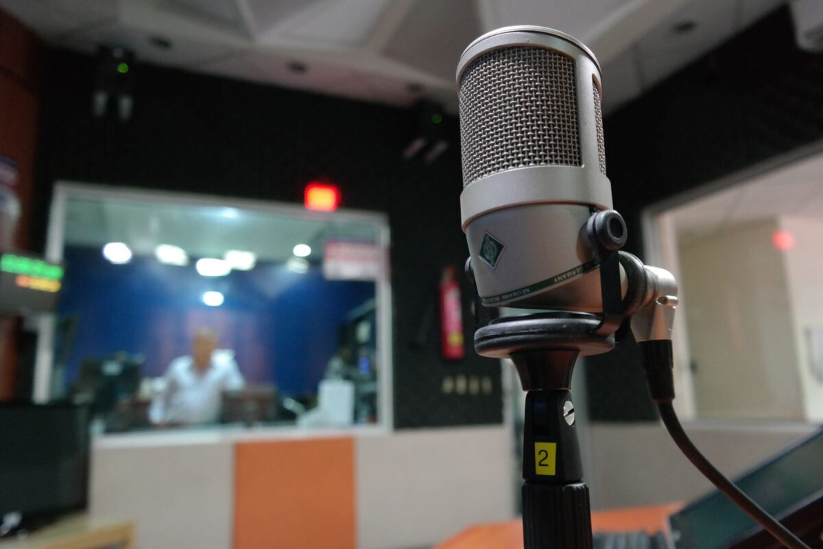 Microphone dans un studio de radio, symbole du direct de France Inter