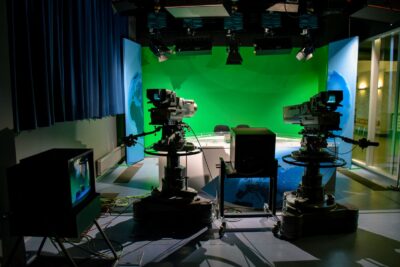 Studio de télévision avec caméras, illustration du direct de franceinfo