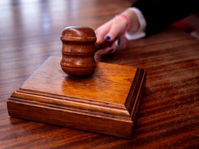 Maillet de juge en bois posé sur son socle